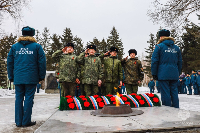 15 марта в Мемориальном сквере Памяти борцов революции кадеты приняли участие в торжественном мероприятии - Эстафете памяти МЧС России.