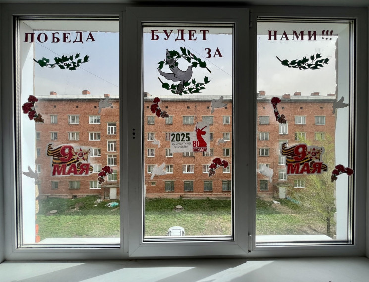 В БОУ ОО "Казачья кадетская школа-интернат имени Маршала Советского Союза Дмитрия Тимофеевича Язова" к 80-летию со дня Победы в Великой Отечественной войне была организована уникальная выставка, включающая в себя рисунки, поделки и акцию "Окна Памяти"..