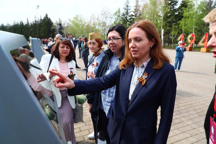 Вместе с губернатором Виталием Хоценко министр образования Ольга Степанова приняла участие в открытии парка Победы после обновления..